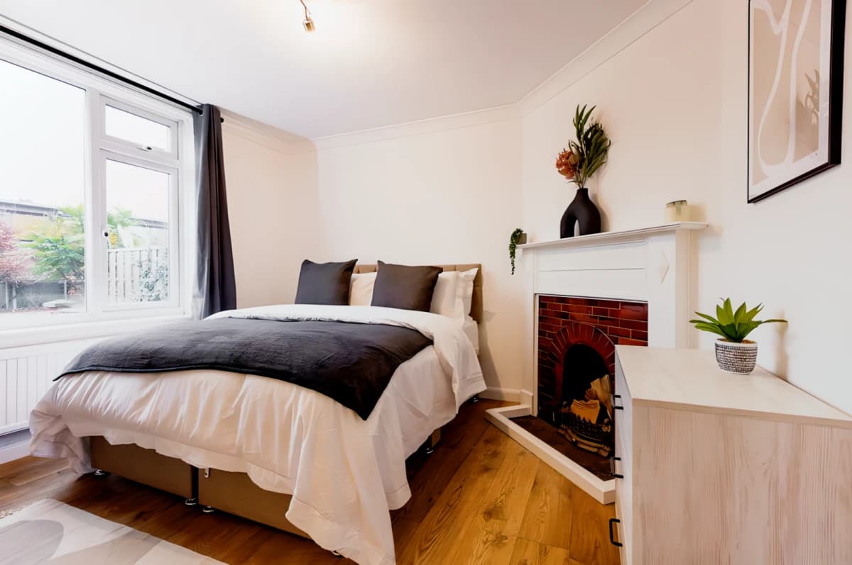 5 Bedrooms 2 Bathrooms