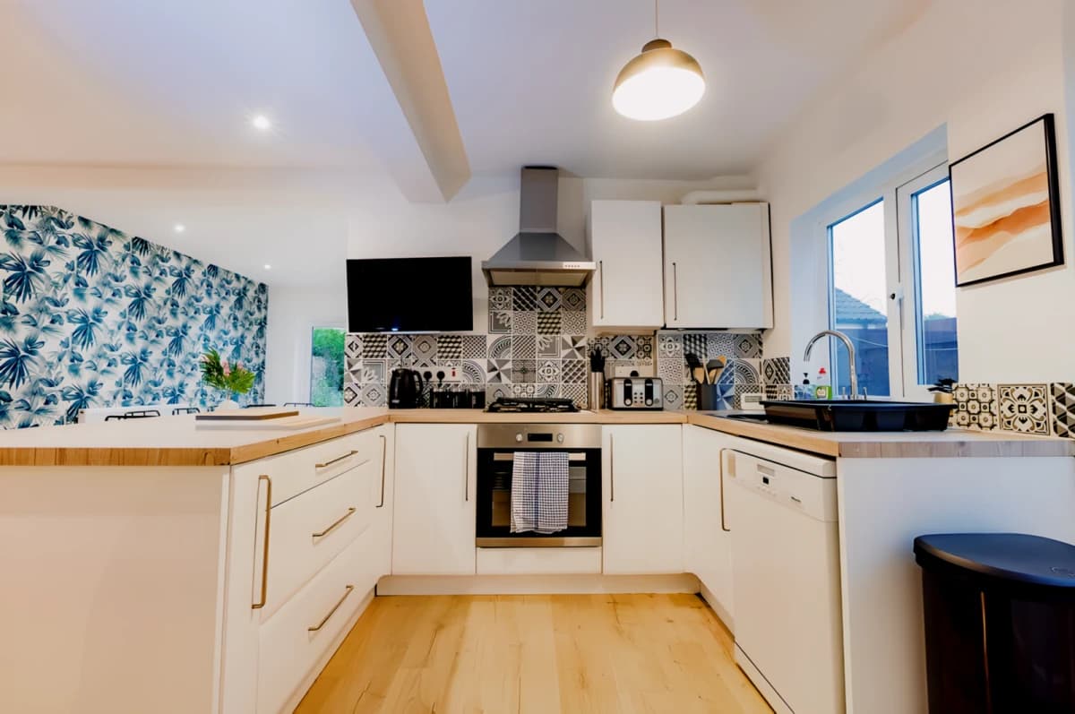 5 Bedrooms 2 Bathrooms
