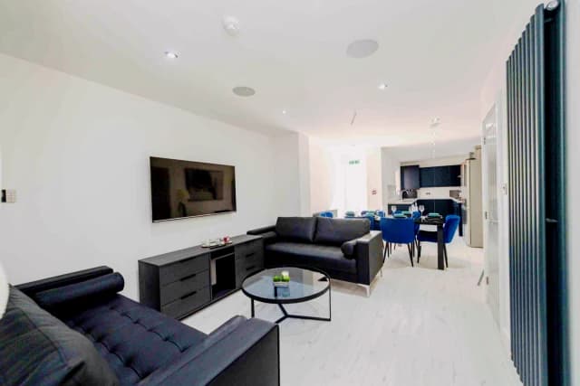 96 Blantyre Road, L15