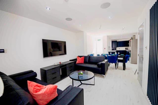 96 Blantyre Road, L15 image 3
