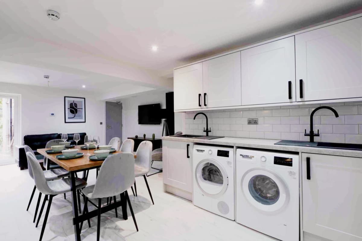 98 Yarborough Road LN1 – 21+ only image 2