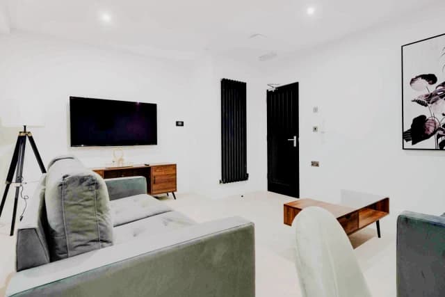 104 Thornycroft road, L15 image 3