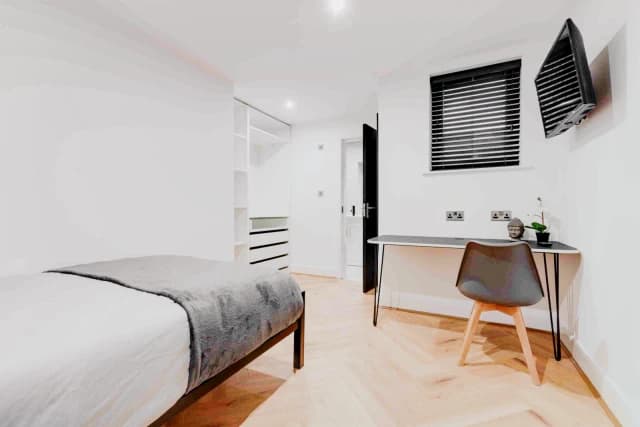 42 Egerton road, L15 image
