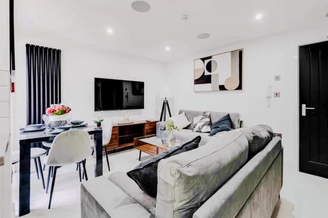 55 Madelaine Street, L8 image 5