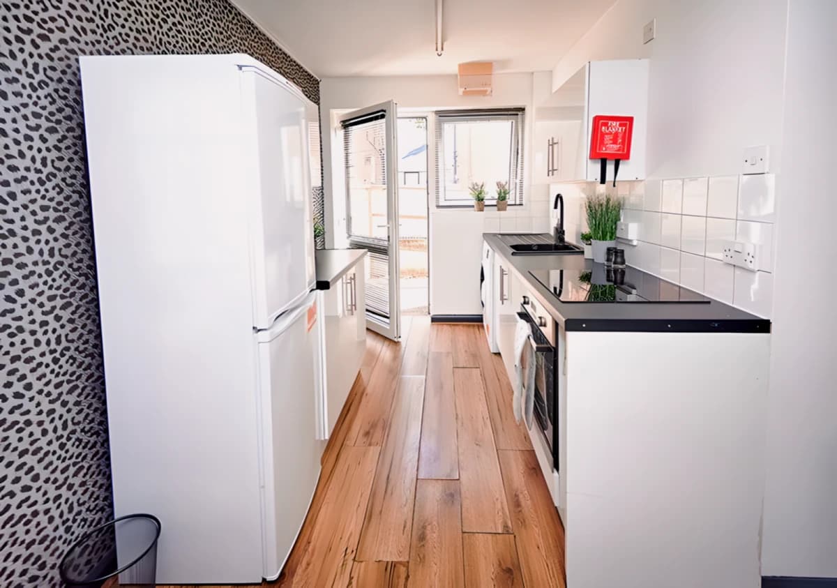 4 bedrooms 2 bathrooms