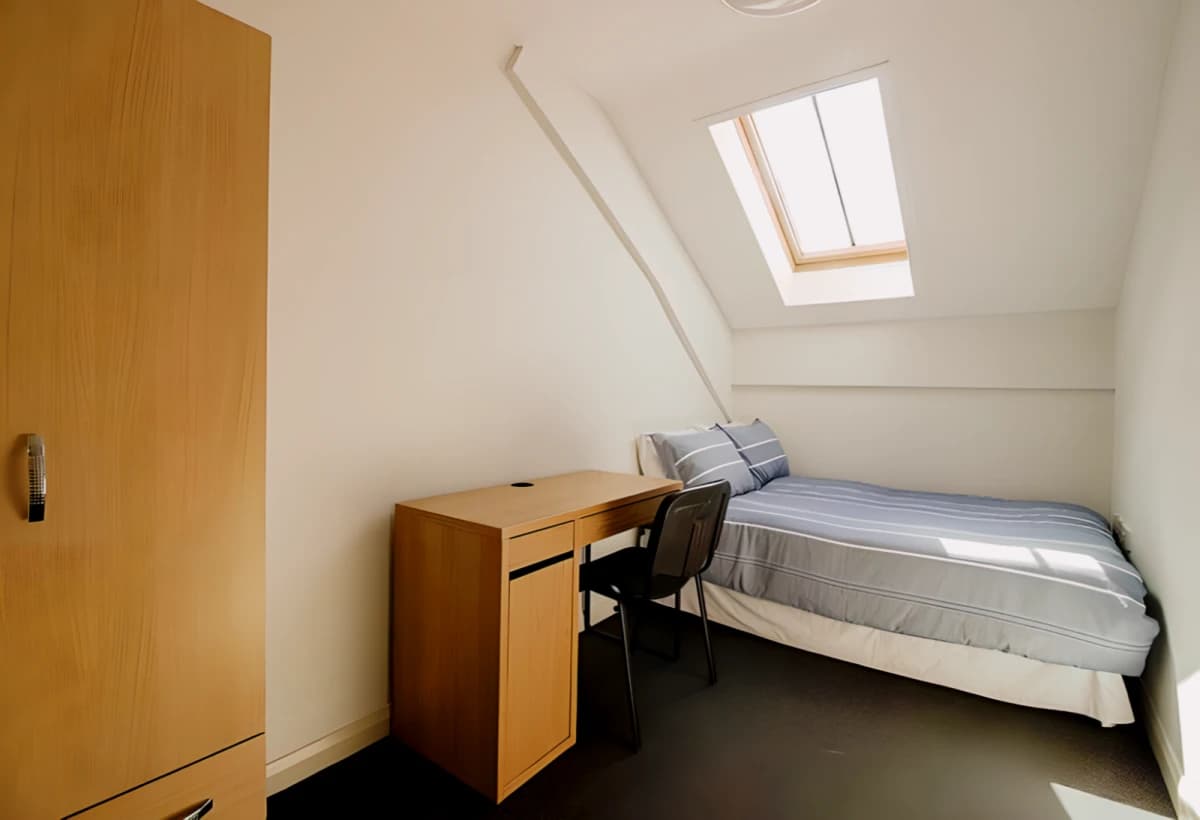 6 bedrooms 2 bathrooms