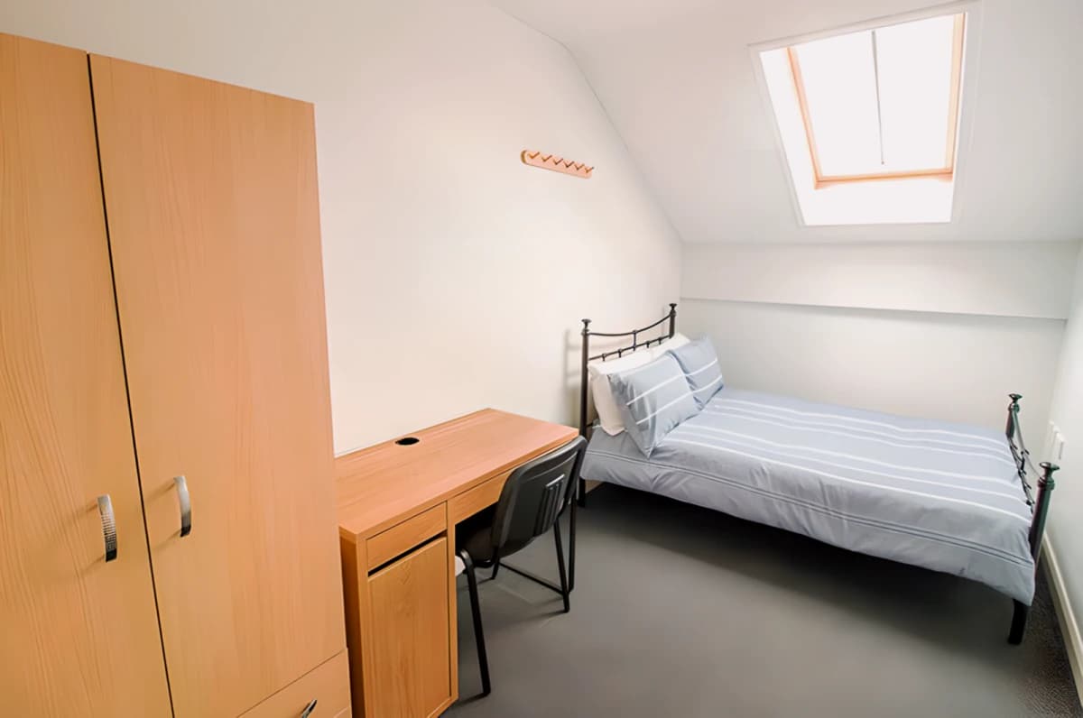 7 bedrooms 2 bathrooms