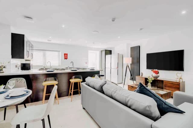 48 Thornycroft road, L15