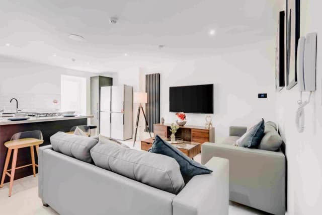 48 Thornycroft road, L15 image 2