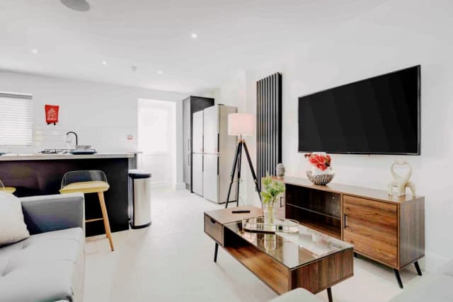 48 Thornycroft road, L15 image 4