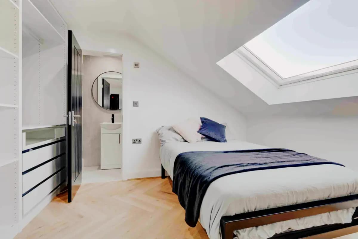 48 Thornycroft road, L15