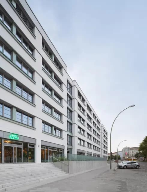 Great studio right next to U Frankfurter Tor metro station
