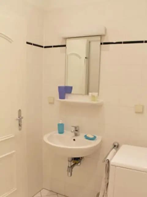 Bright and comfortable studio near the Frankfurter metro