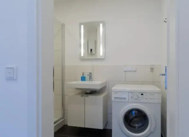 Cute studio with balcony close to Tiergarten train station
