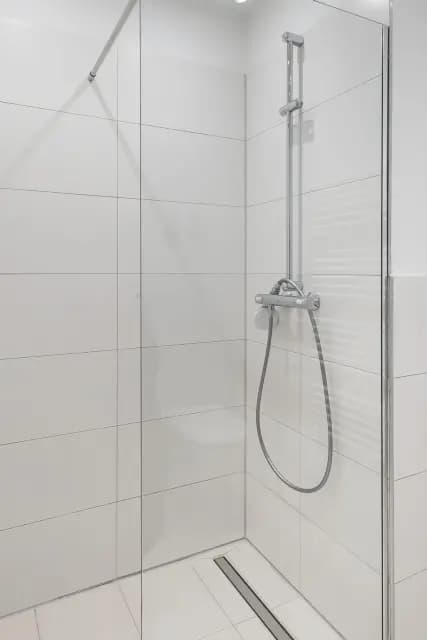 Unfurnished studio with a fitted kitchen in Lichtenberg