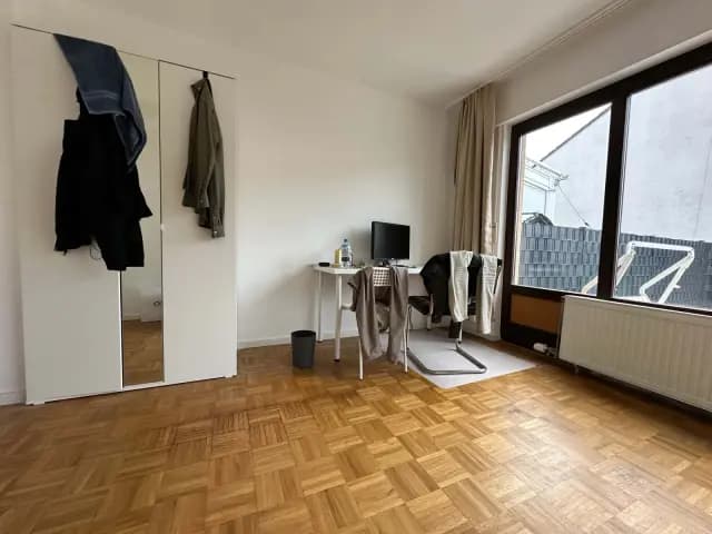 Grosses Moebliertes WG Zimmer in EFH