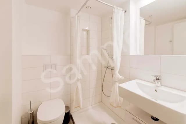 STUDENTS ONLY - Fully furnished private room in a 5 people shared apartment.