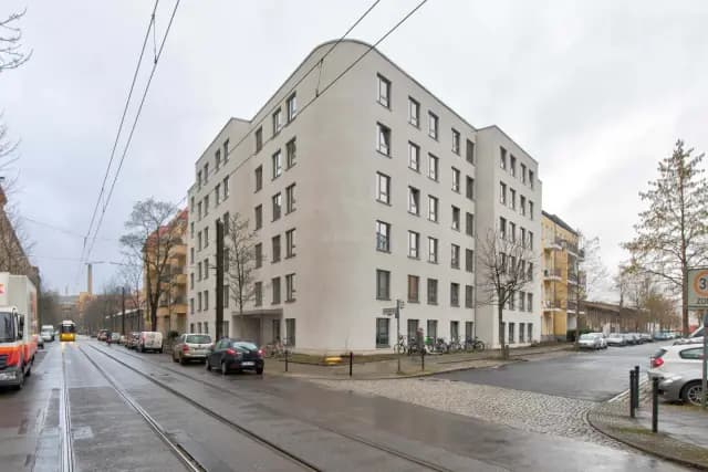 STUDENTS ONLY - Fully furnished private room in a 3 people shared apartment