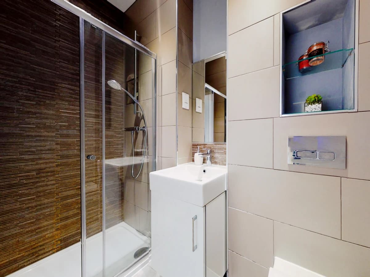 Q One Residence image