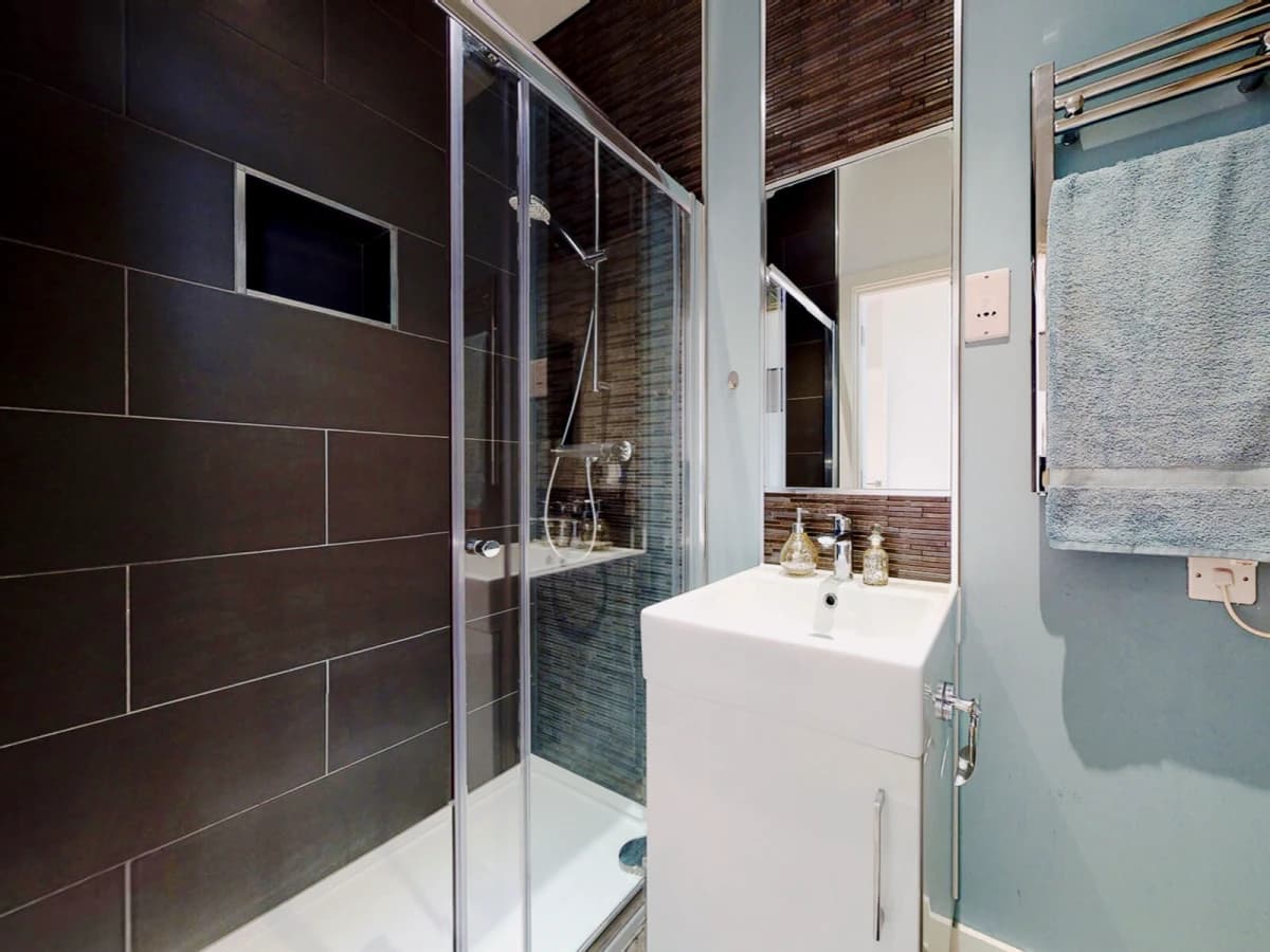 Q One Residence image