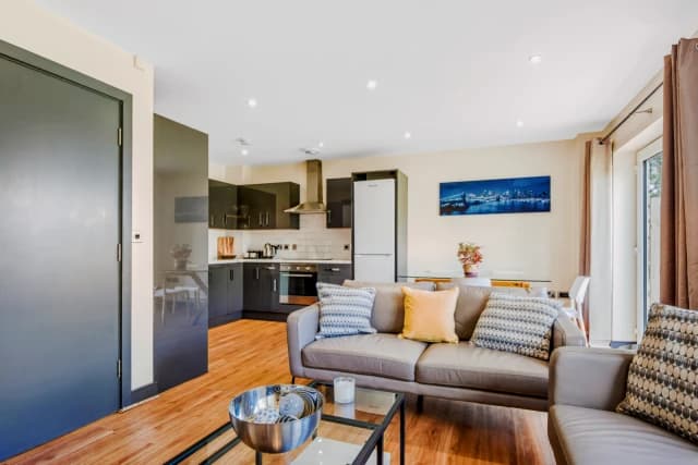 6 Bedroom 6 bathroom