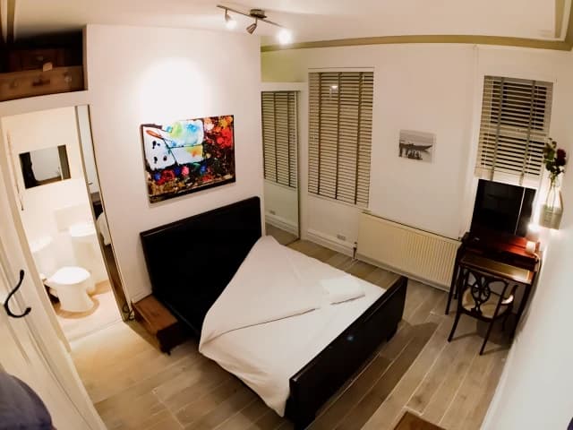 Welcoming double ensuite bedroom in Rusholme