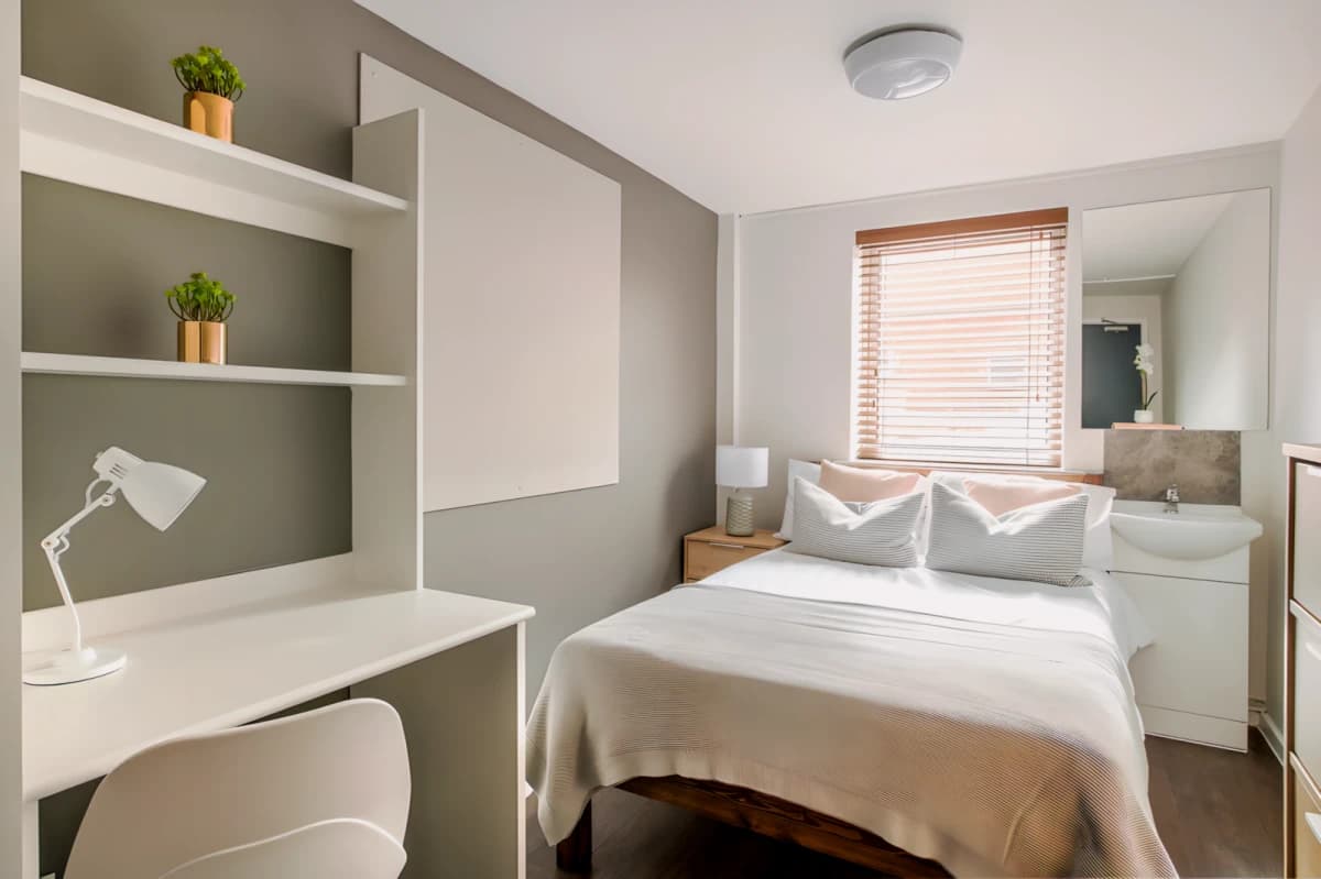 5 Bedrooms 2 Bathrooms