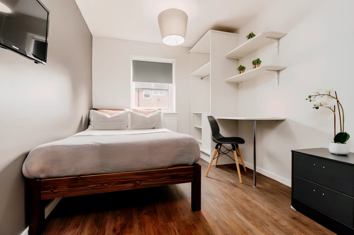 6 Bedrooms 2 Bathrooms