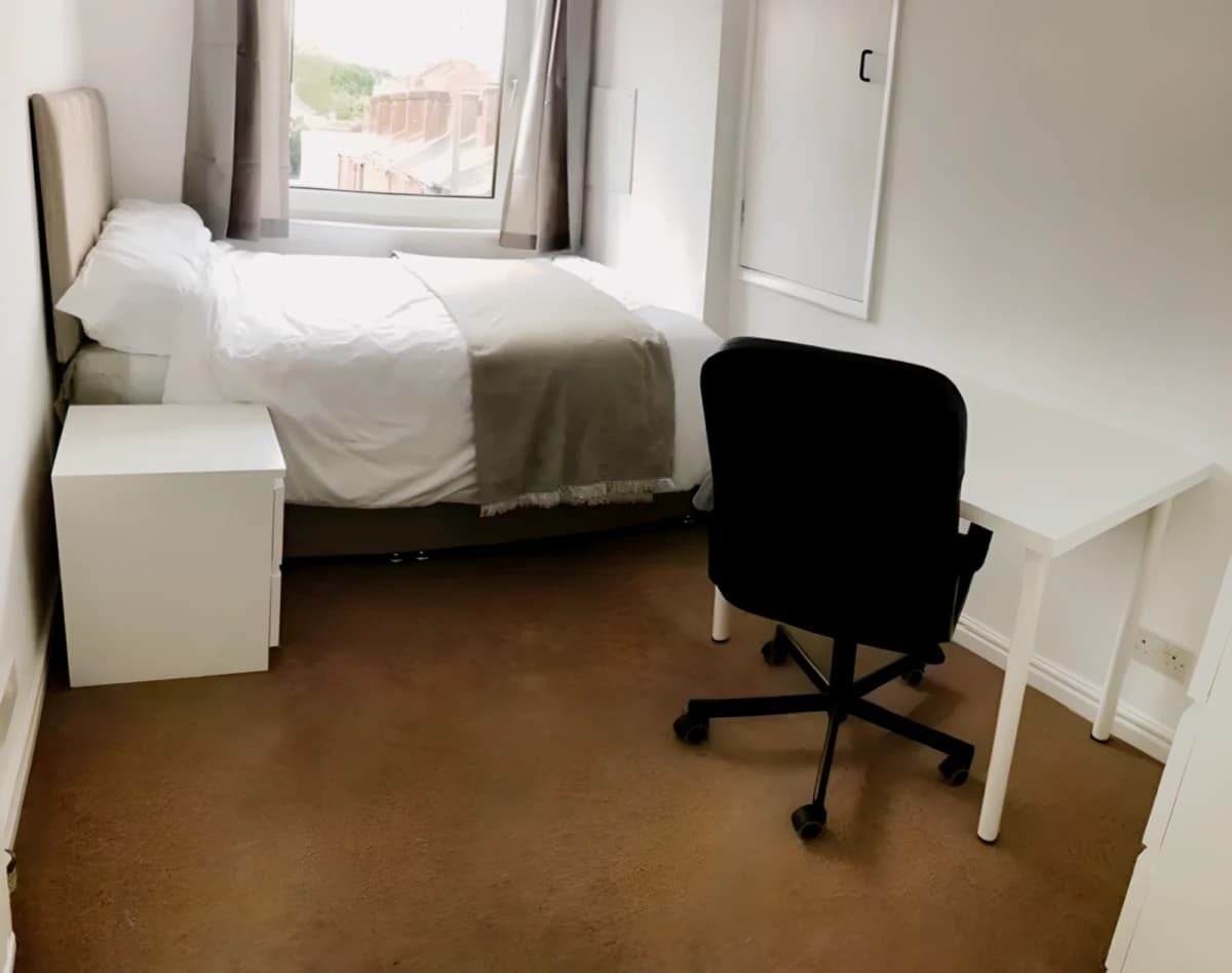 6 Bedroom, 1 Bathroom