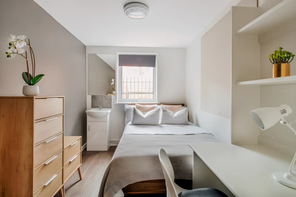 5 Bedrooms 2 Bathrooms