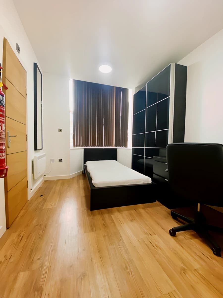 28 De Montfort Street image