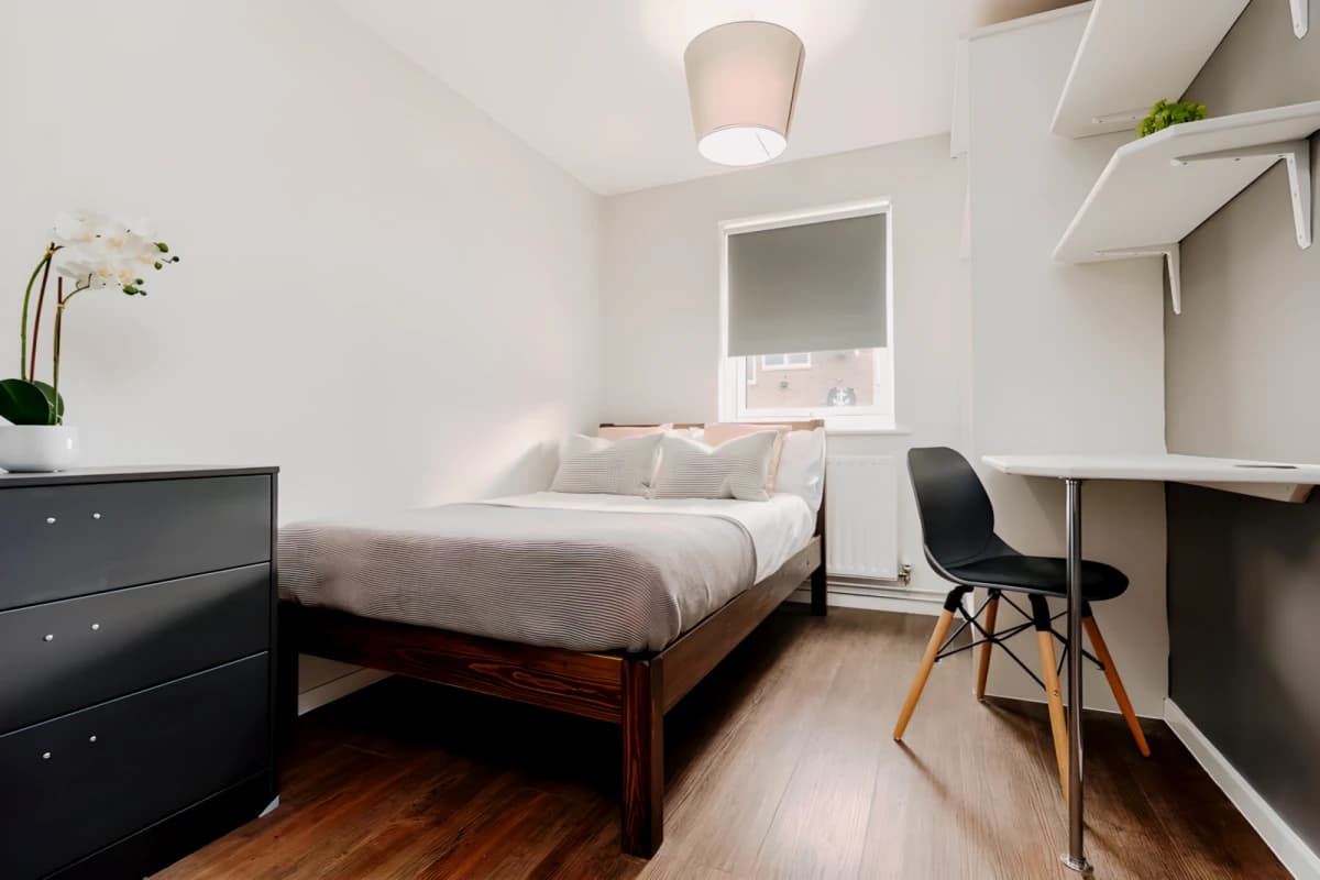 6 Bedrooms 2 Bathrooms