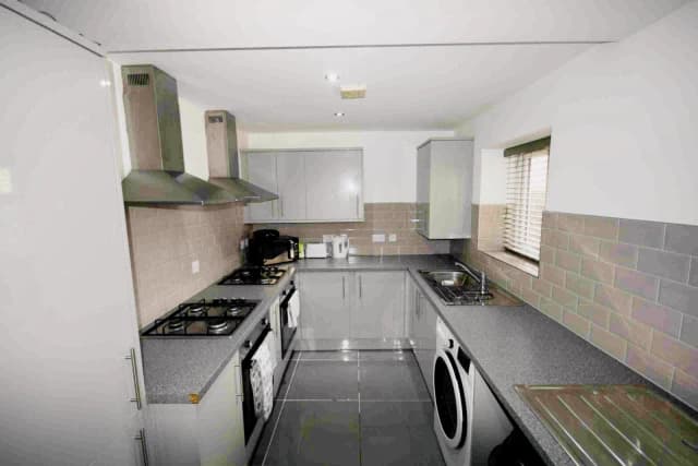 6 Beds 3 Baths
