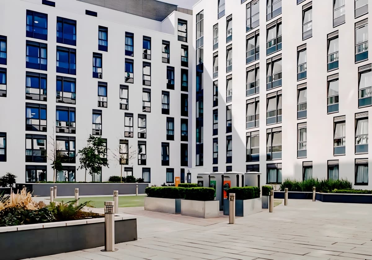 Lit IQ Sterling Court