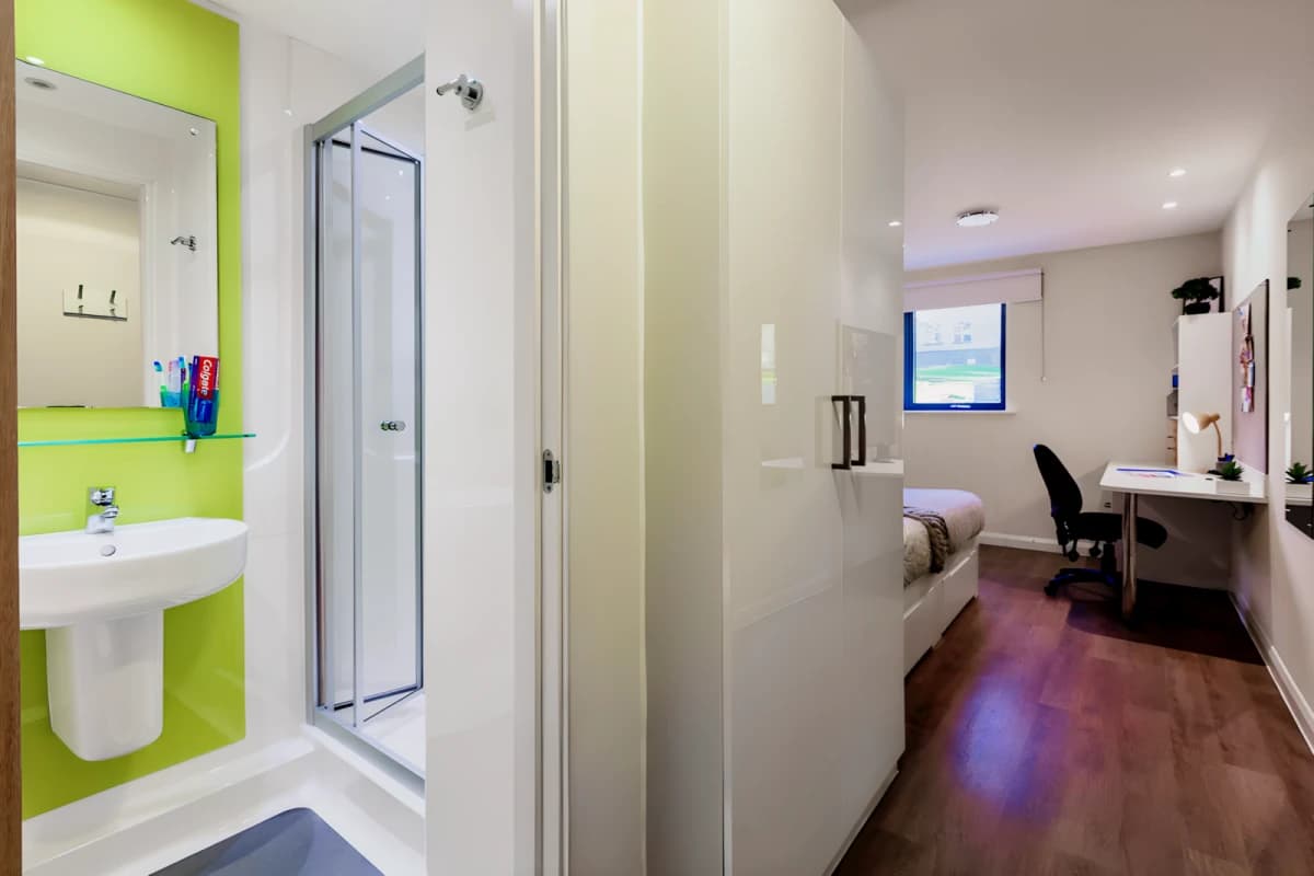 Silver En-Suite