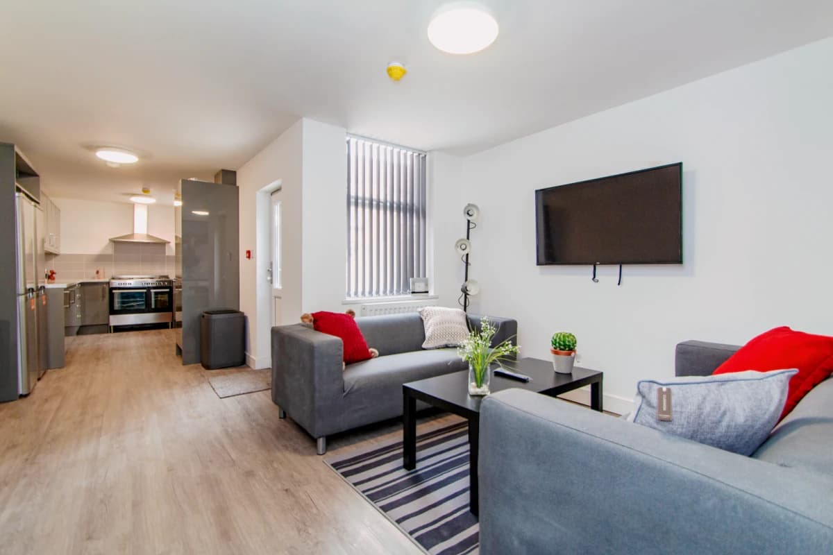6 Bedrooms 2 Bathrooms