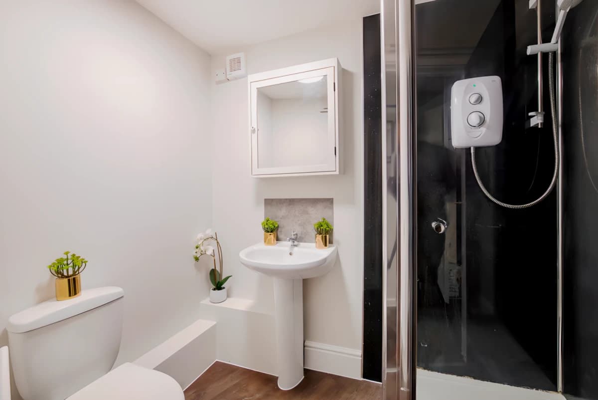 5 Bedrooms 2 Bathrooms