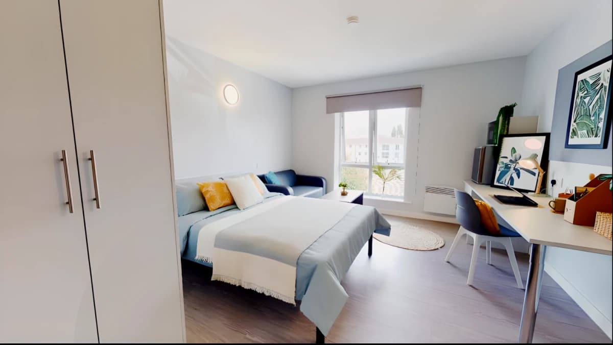 iQ Student Quarter image