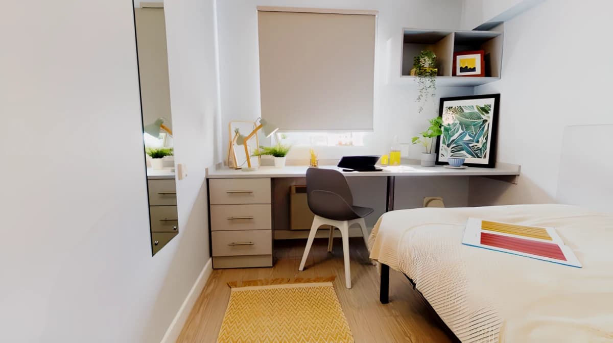 iQ Student Quarter image