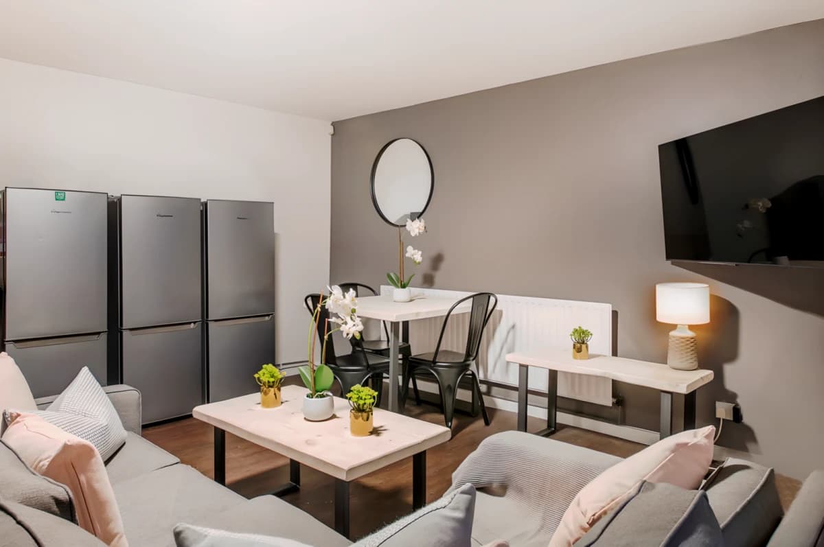 5 Bedrooms 2 Bathrooms