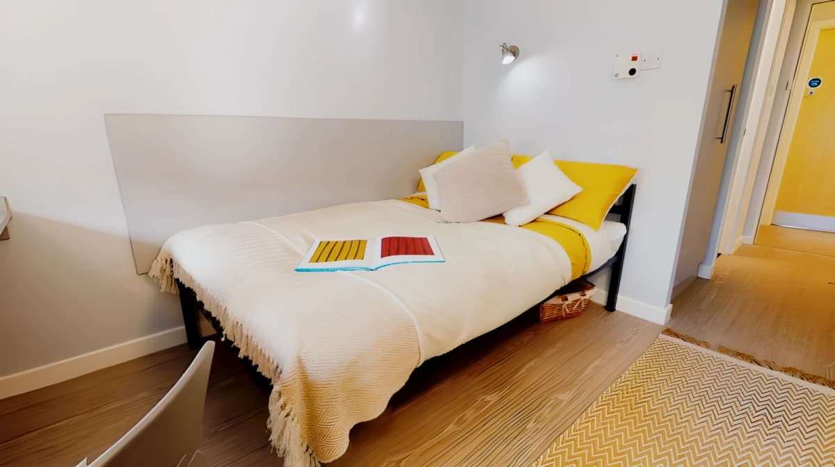 iQ Student Quarter image