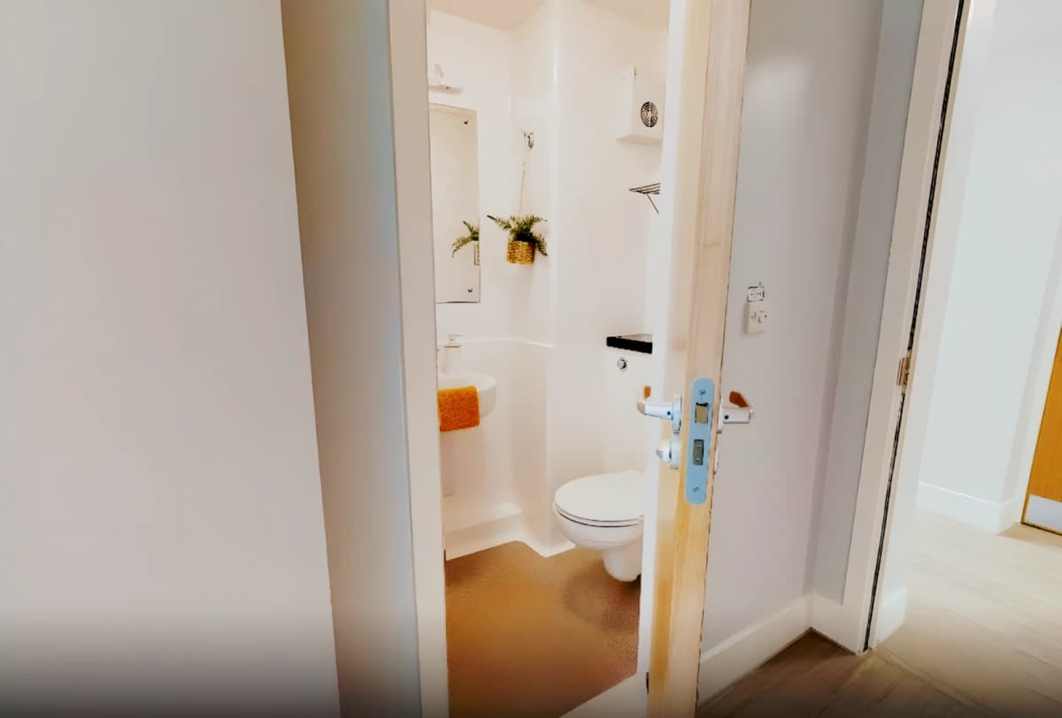 Silver En Suite