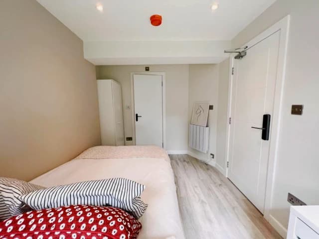 2 Bedroom 2 Bathroom room1
