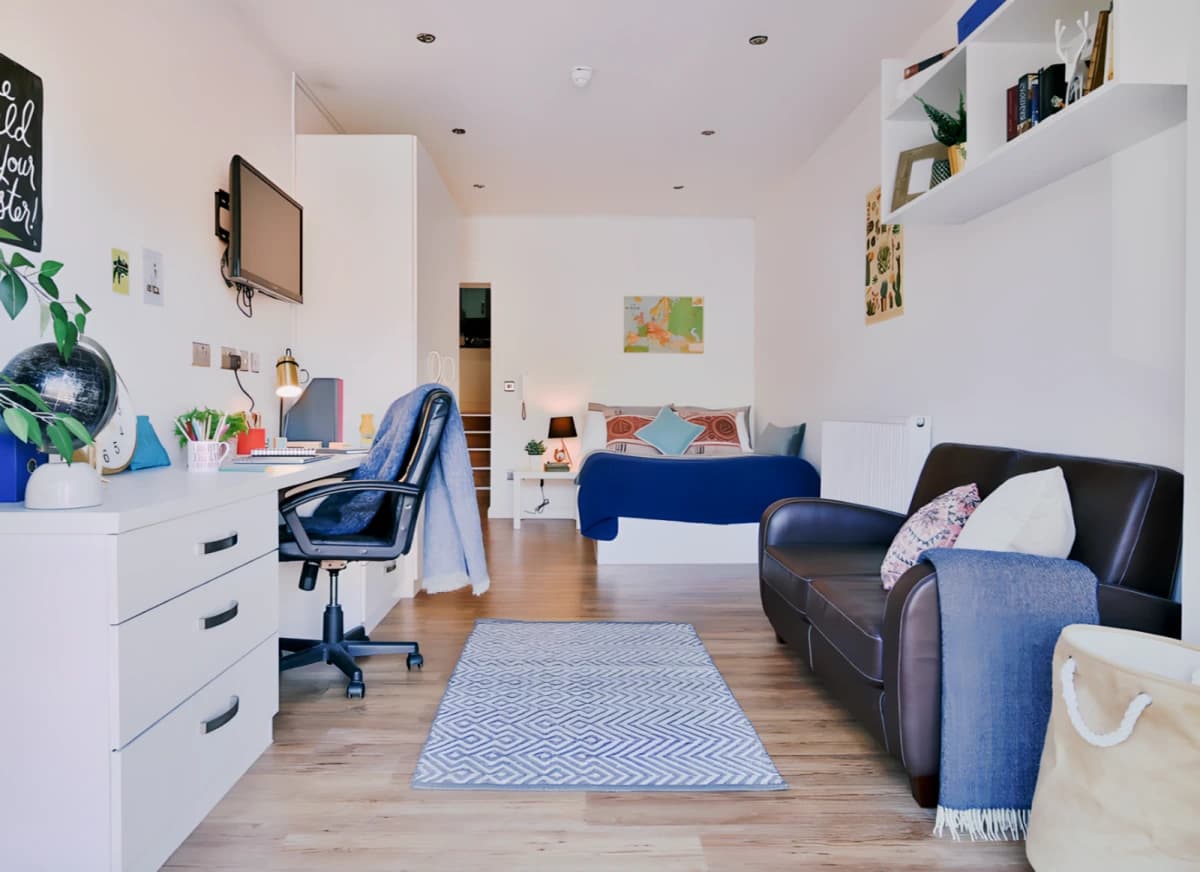 136 New Walk image 4