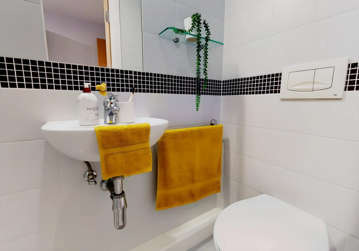 Gold En Suite