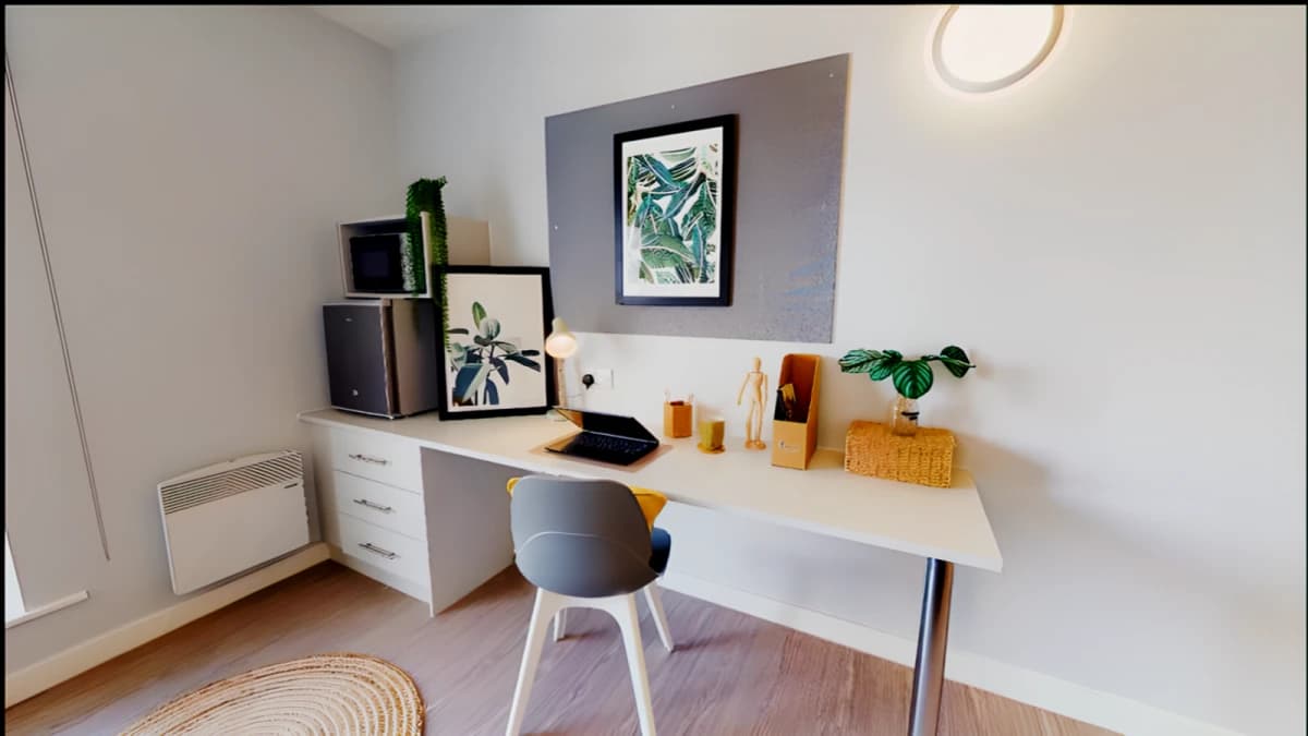 iQ Student Quarter image