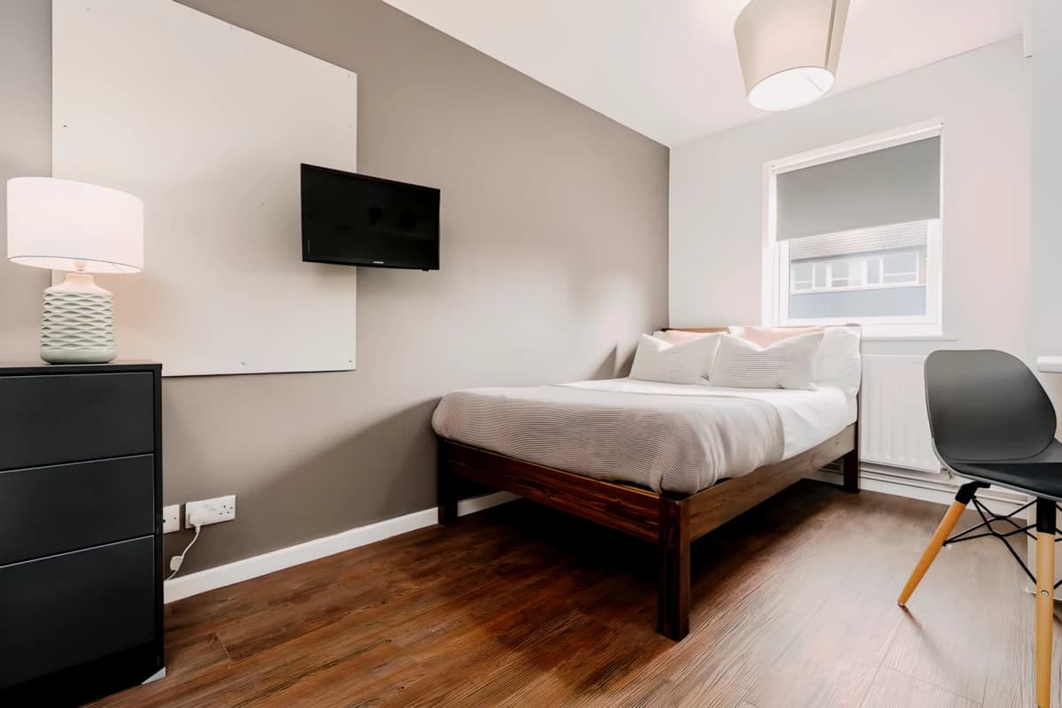 6 Bedrooms 2 Bathrooms