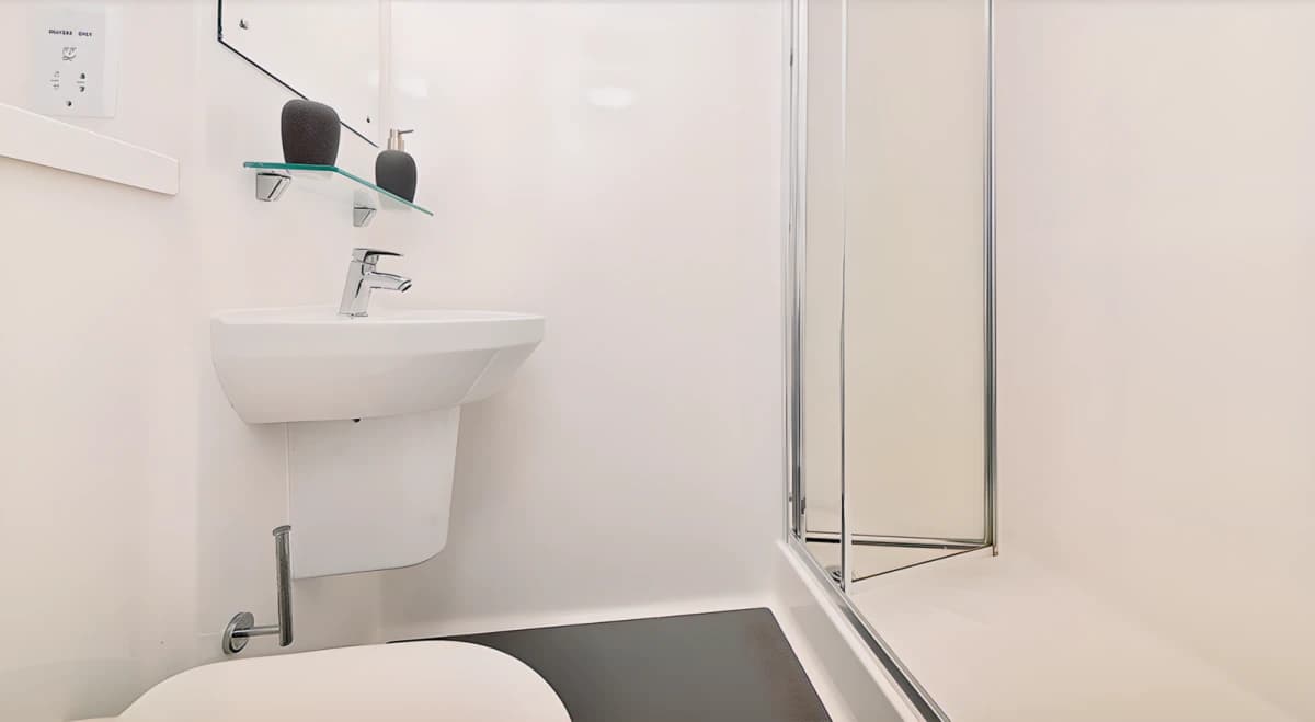 Silver En-Suite