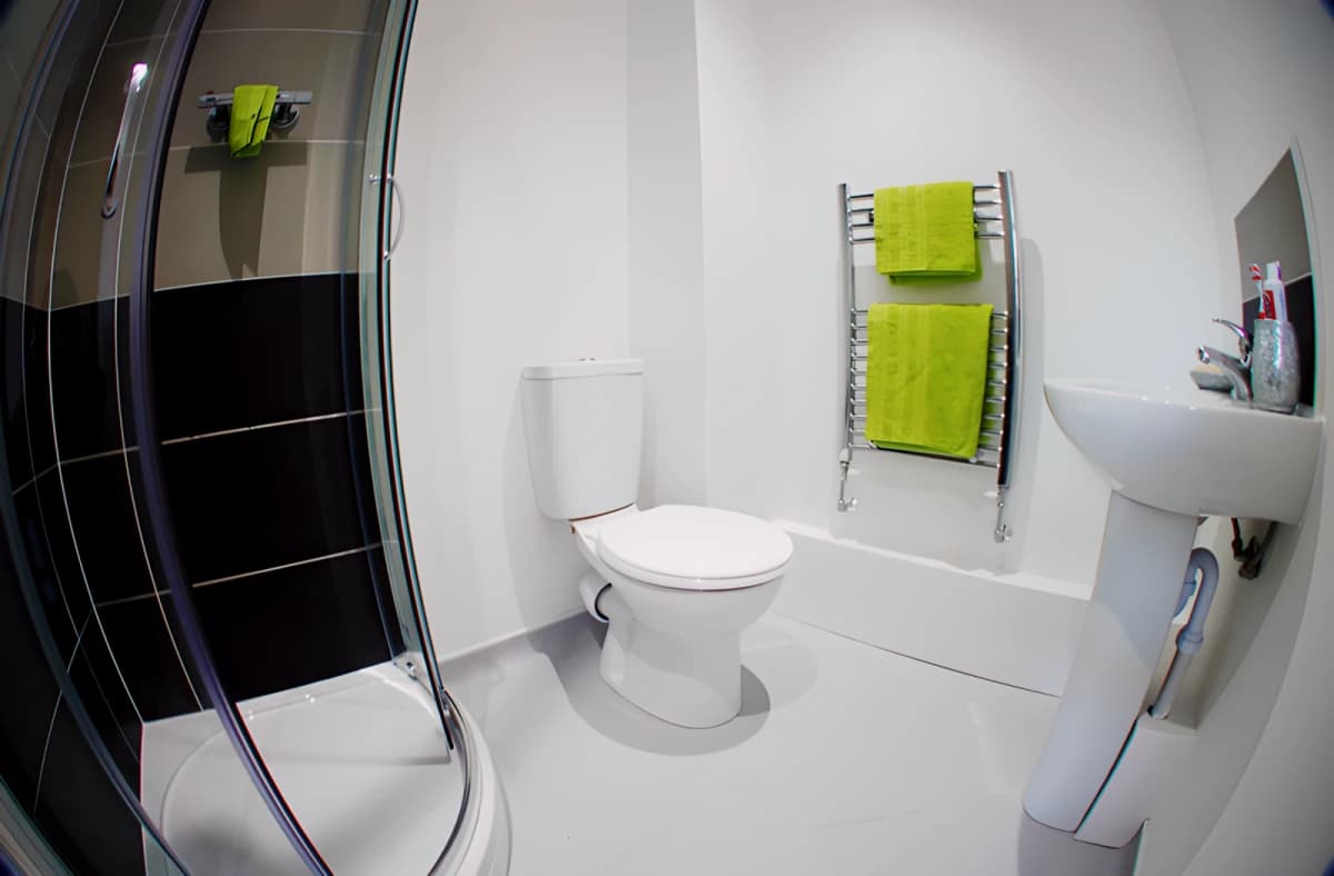 Large En-Suite