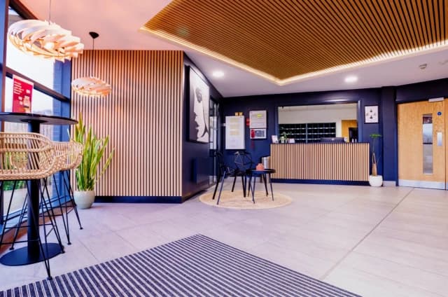 Uit Riverside House image